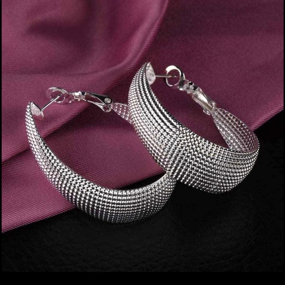 Silver posted Med size Earrings ( new )